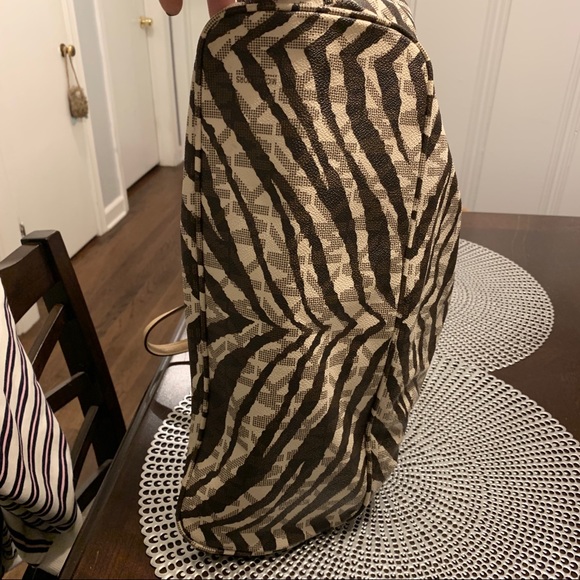 Michael Kors Jet Set tiger stripe large logo purse - Picture 8 of 8